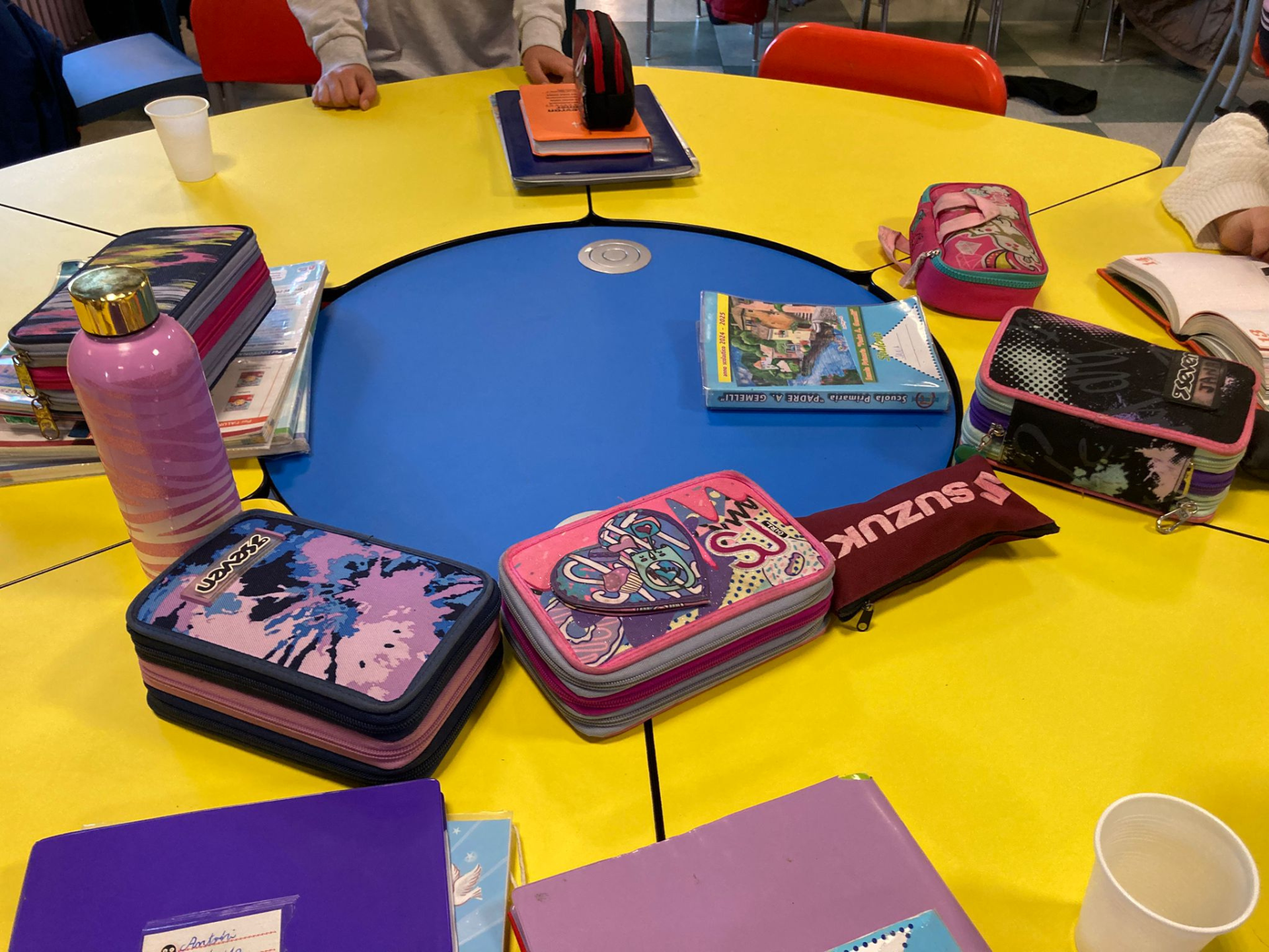 Copertina del laboratorio "Gruppi di studio" rappresentante di un tavolo con numerosi oggetti scolastici di un gruppo scuola