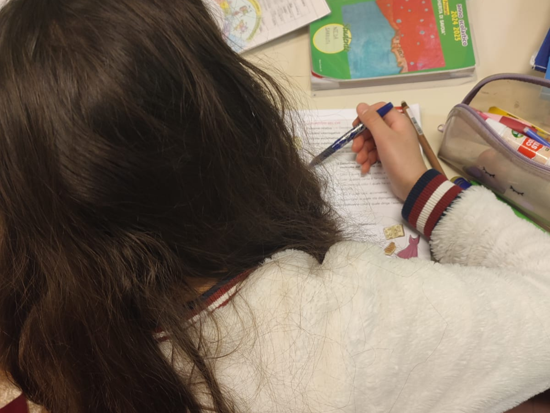Copertina del laboratorio "Italiano, strumento per le pari opportunità di accesso ai saperi - scuola secondaria di I grado" raffigurante una ragazza tra gli 11 e i 15 anni che fa i compiti