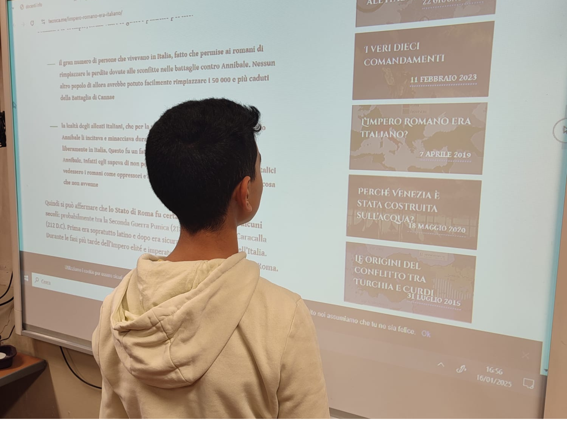 Copertina del laboratorio "recupero mirato" raffigurante un giovane studente davanti ad una LIM
