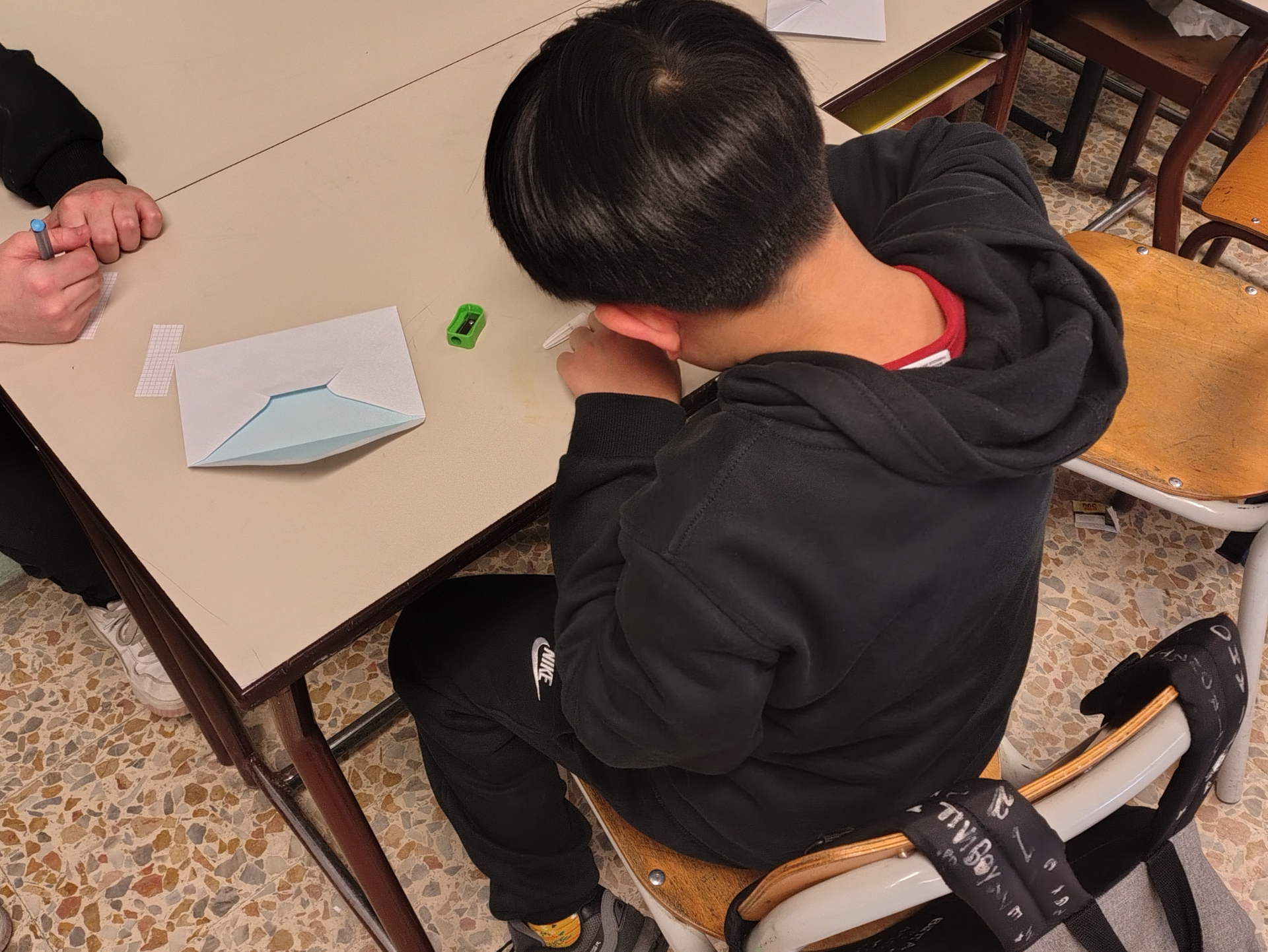 Copertina del laboratorio "Siamo Fatti Così" svolto all'interno di classi di scuola primaria, l'immagine rappresenta un bambino girato di spalle che scrive appoggiato ad un banco