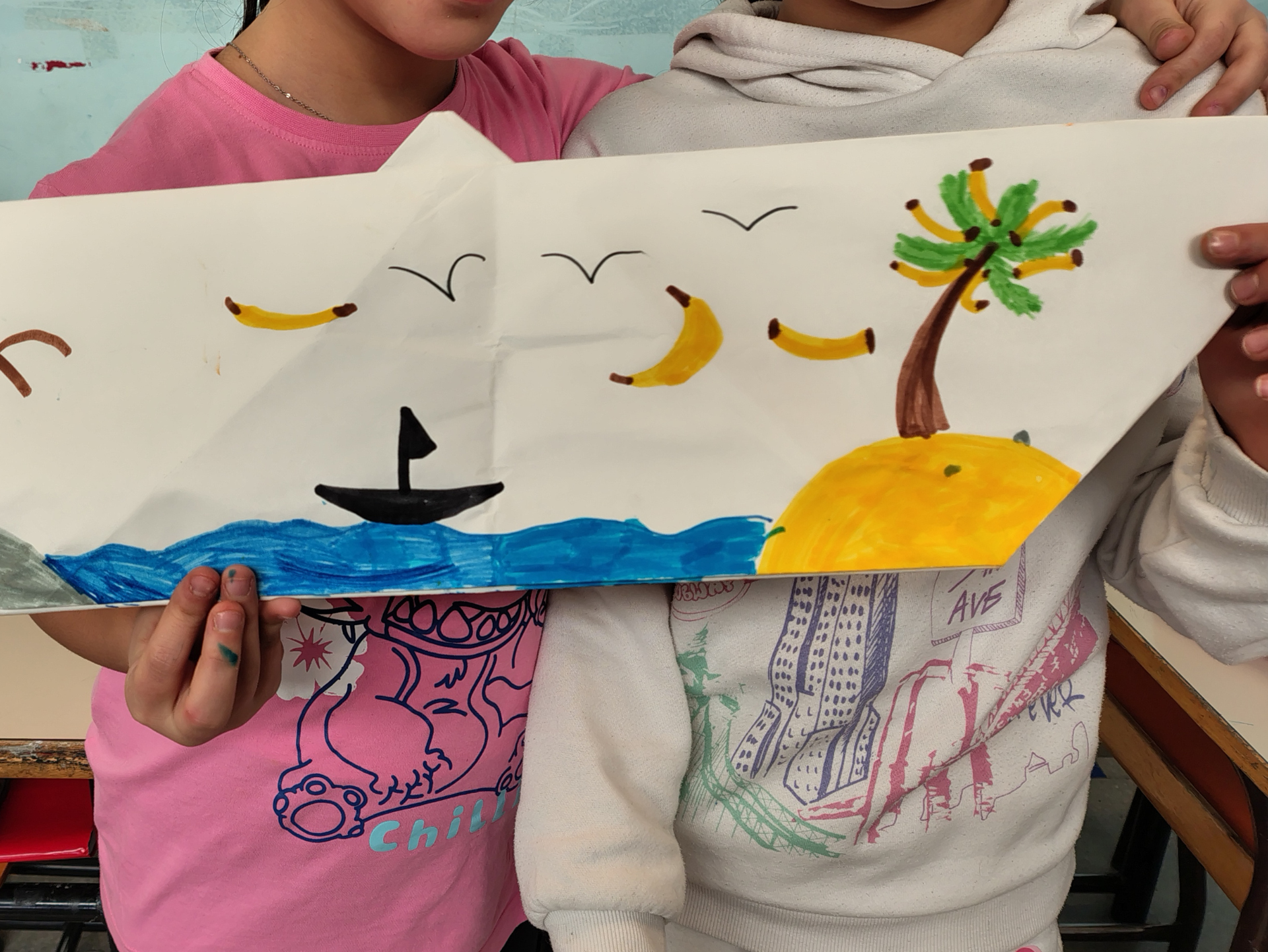 Copertina del laboratorio "Tutti Diversi Tutti Uguali - Educazione all'uguaglianza di genere" condotta dall'Impresa Sociale Altrimodi raffigurante due giovani alunne che tengono in mano una barca di carta disegnata da loro, le alunne sono abbracciate e vicine una all'altra. Una tiene una parte della barca e l'altra tiene l'altra estremità.