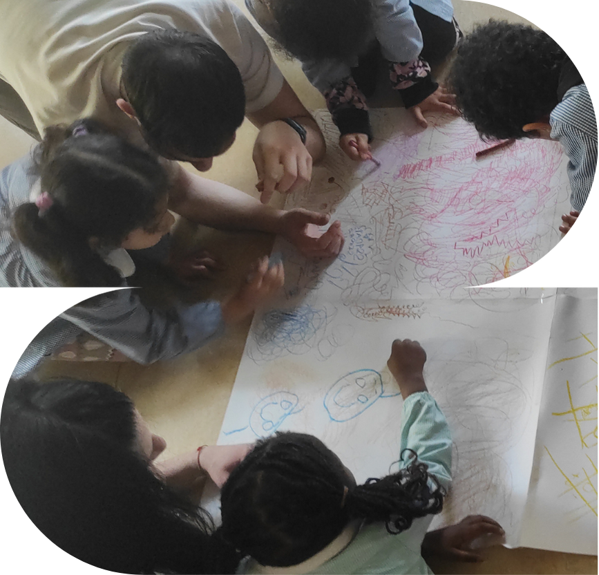 L'immagine rappresenta bambine e bambini di diversi background insieme a un educatore che disegnano tutte e tutti insieme su un cartellone