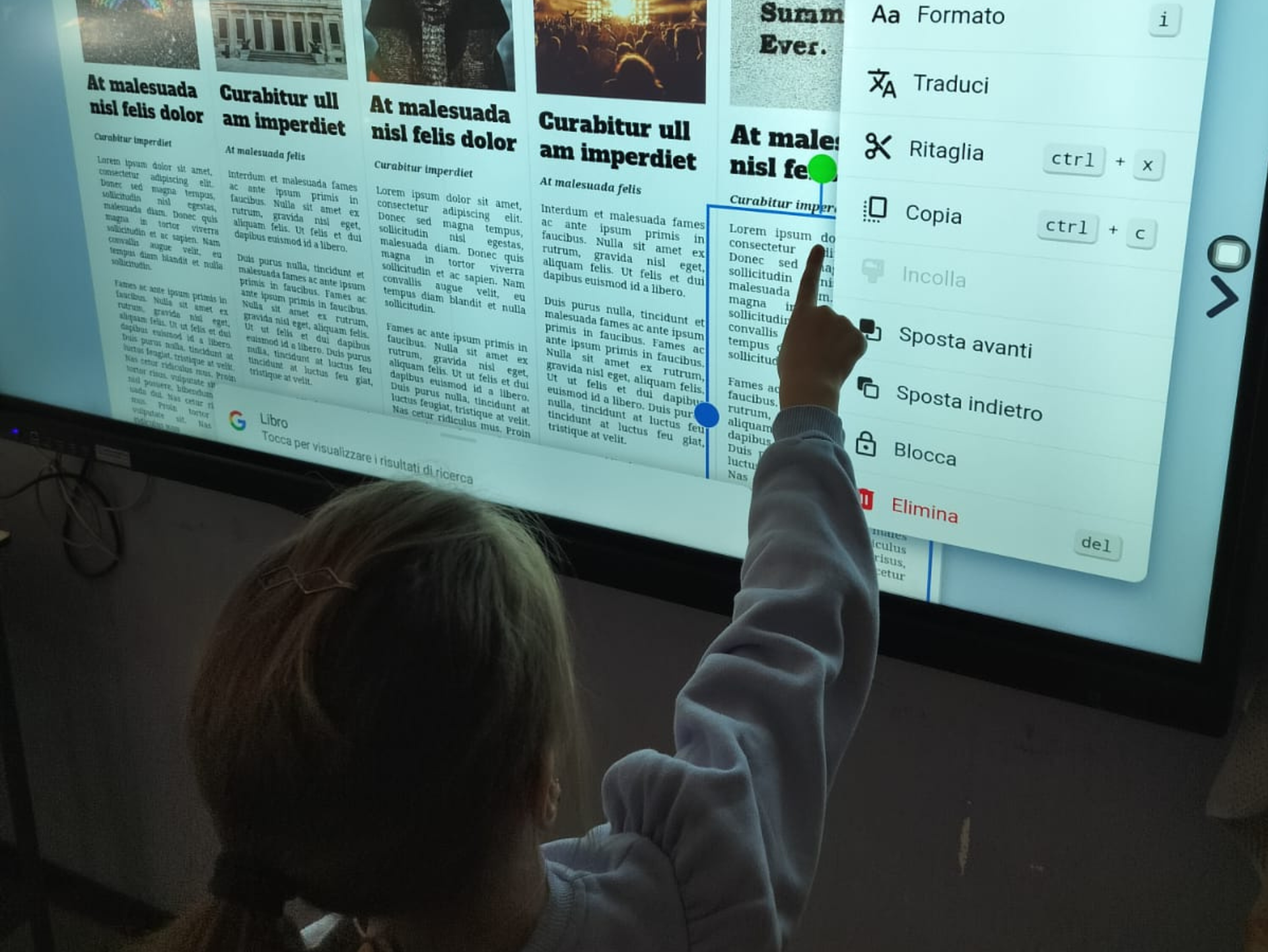 Copertina del laboratorio "Pensiero computazionale e cittadinanza digitale" condotto da Un sogno per tutti scs, raffigurativo di una bambina tra i 9 e i 14 anni di spalle che indica uno schermo in classe raffigurante degli articoli di giornale che presuminbilimente rappresentano le "fake news"