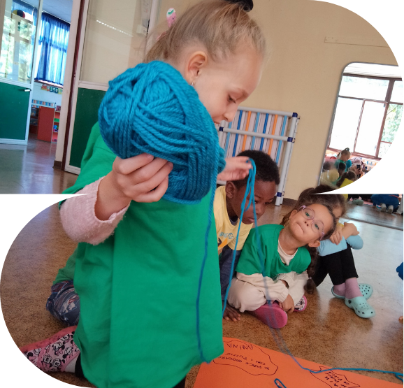 Immagine rappresentativa del laboratorio prime regole per bambine/i e famiglie che raffigura una bambina con in mano un gomitolo